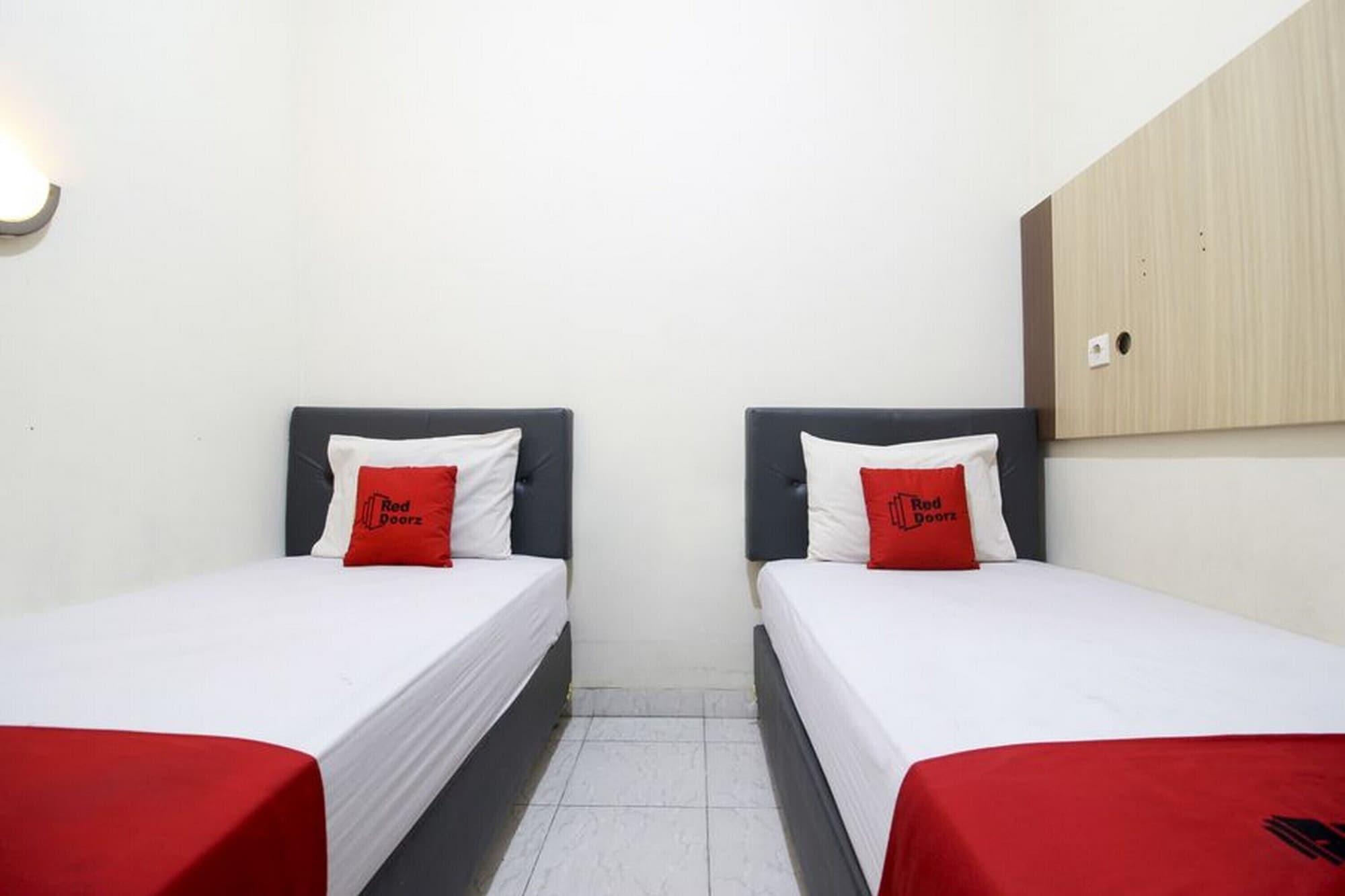 Reddoorz Plus Near Stadion Mandala Krida Yogyakarta Luaran gambar