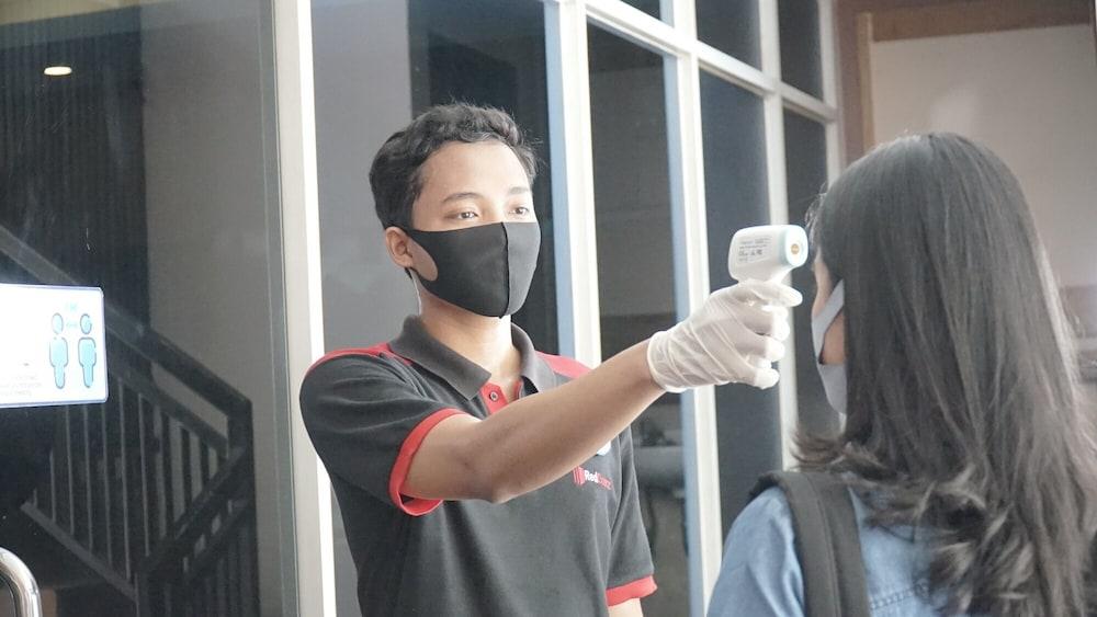 Reddoorz Plus Near Stadion Mandala Krida Yogyakarta Luaran gambar