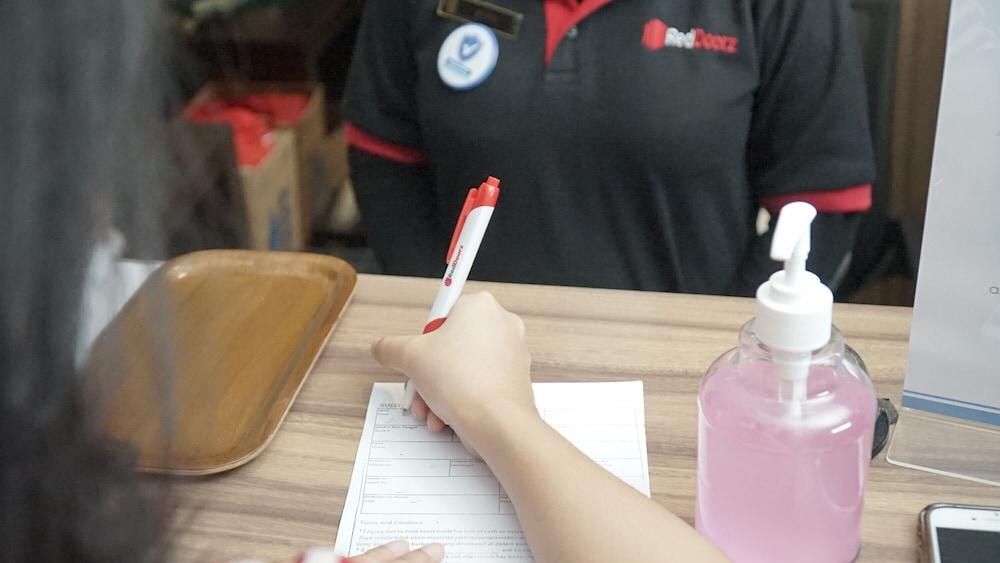 Reddoorz Plus Near Stadion Mandala Krida Yogyakarta Luaran gambar