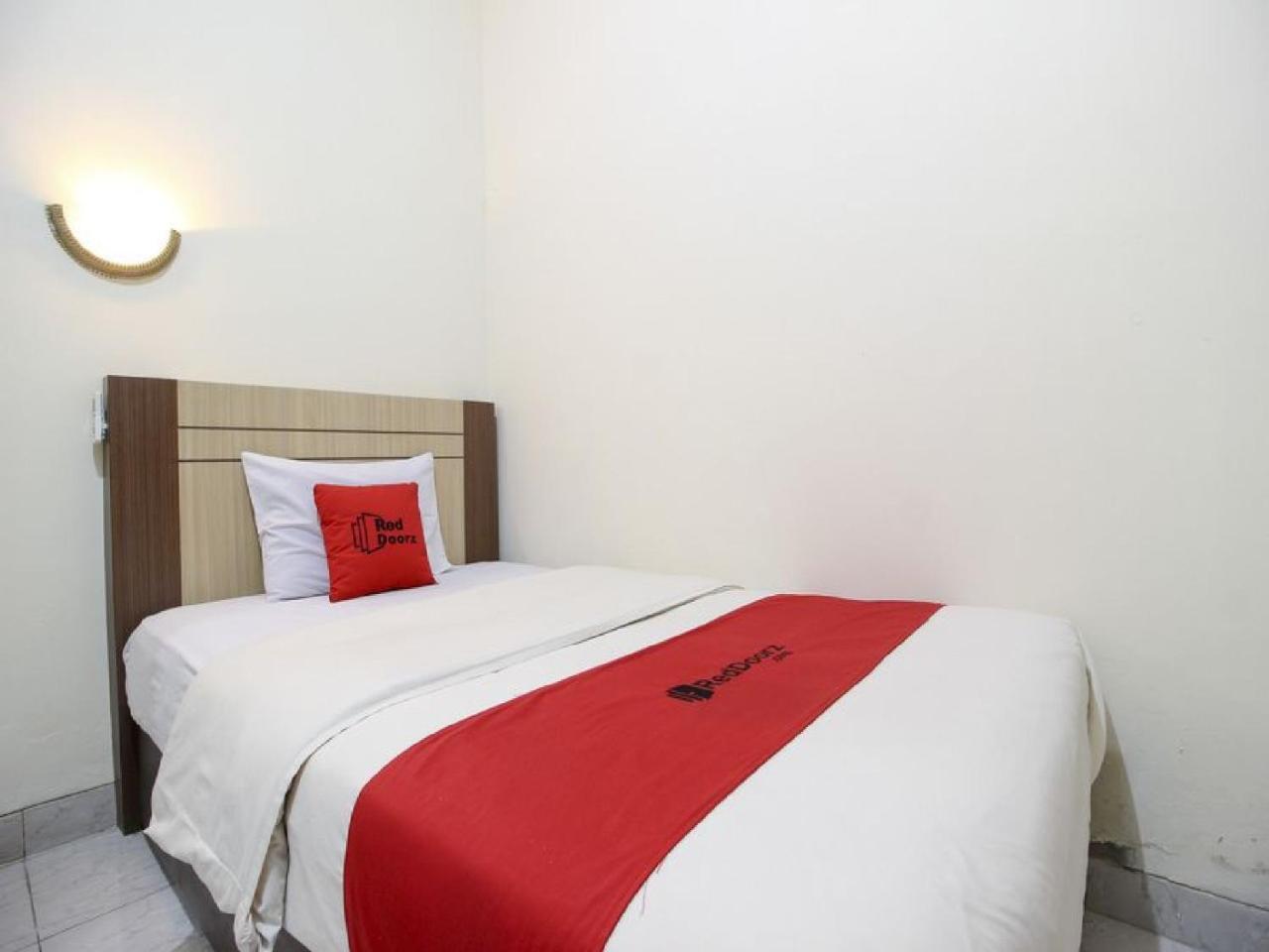 Reddoorz Plus Near Stadion Mandala Krida Yogyakarta Luaran gambar