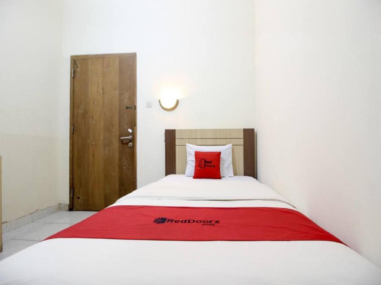 Reddoorz Plus Near Stadion Mandala Krida Yogyakarta Luaran gambar